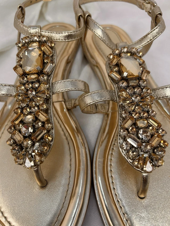 Sandálias tanga Antonio Melani feminina ouro strass brilhante com alça traseira tamanho 7M - Imagem 4 de 4