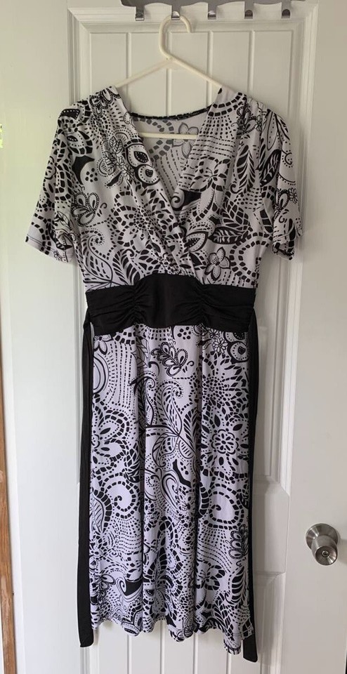 Unbranded Dress Woman’s Size 8 White Black  Floral Stretch Fit & Flare MIDI