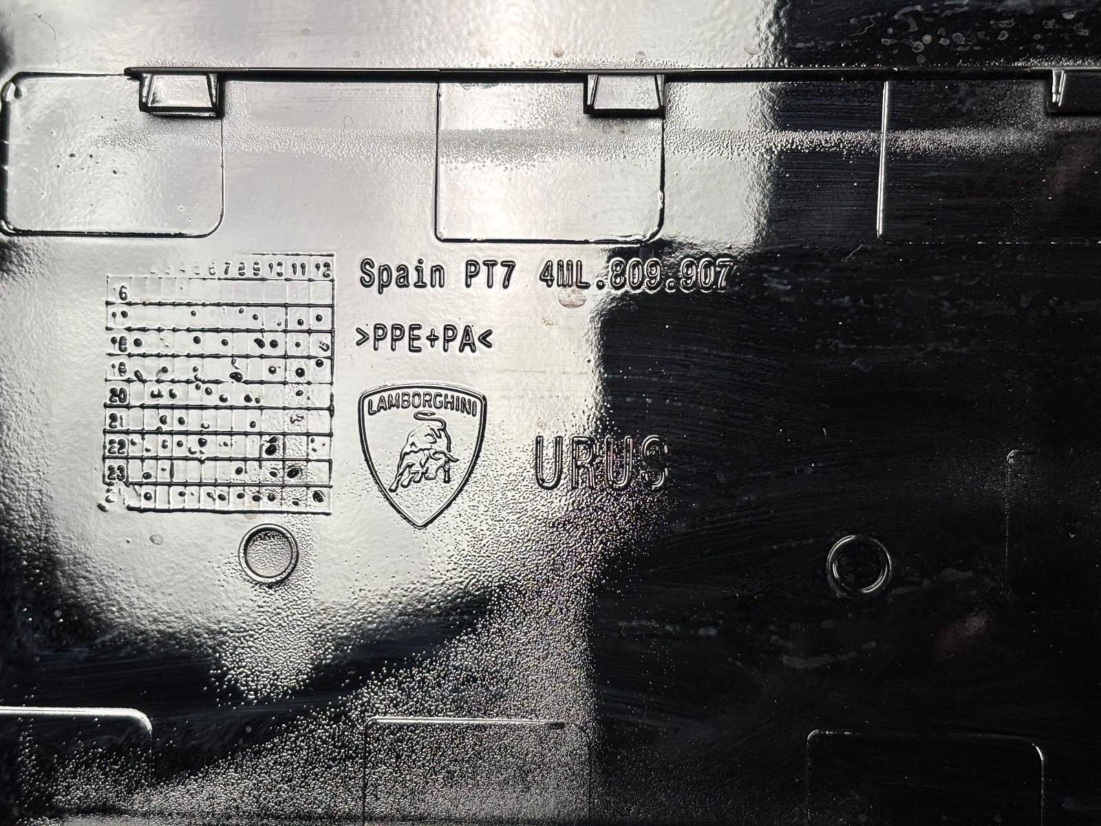 2025 Lamborghini Urus SE Fuel Filler Door Flap