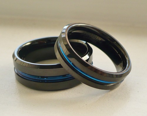 Set di fedi nuziali per lui e per lei - Fedi in carburo di tungsteno martellato nero ossidiana da 2 mm e 8 mm - Italia