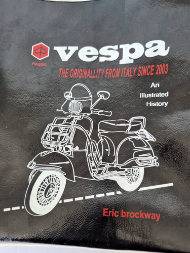 Bolso de hombro para computadora portátil Vespa An Illustrated History Eric Brockway Italia negro blanco - Imagen 2 de 10
