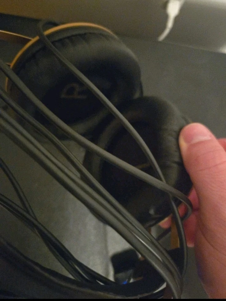 Genuine AKG K92 Over-Ear Closed-Back Monitor Studio Stereo Headphones Black/Gold - Image 3 of 3