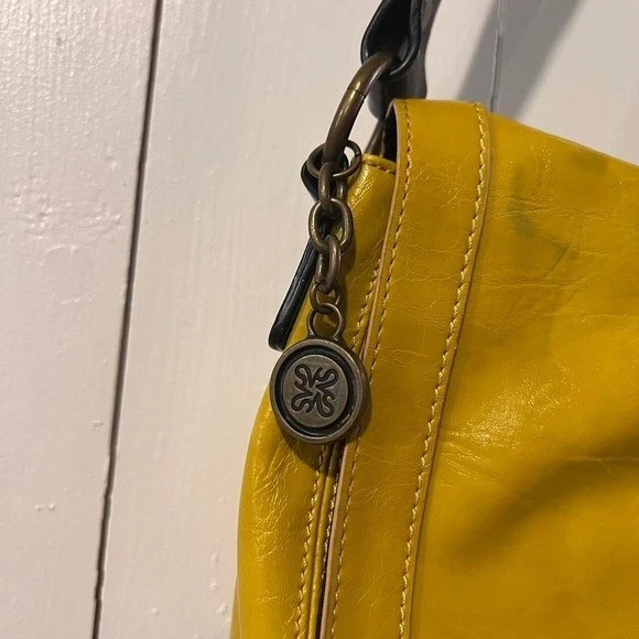 Bolso de hombro vintage Simply Vera Wang de cuero amarillo con un ambiente boho NUEVO Foto 2 de 4