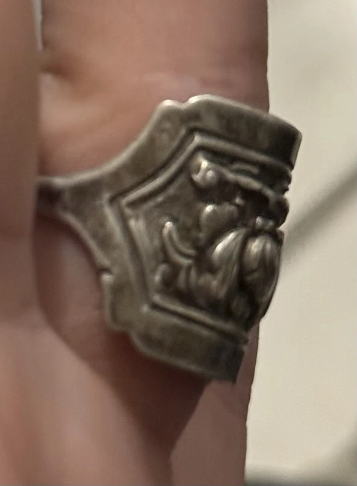 Antiguo Anillo de Plata Chino Repousse Talla 8 Ajustable Foto 2 de 4