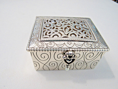 BRIGHTON SILVERPLATE LACIE DAISY JEWEL BOX DANGLING HEART & PEARL HINGED BOX