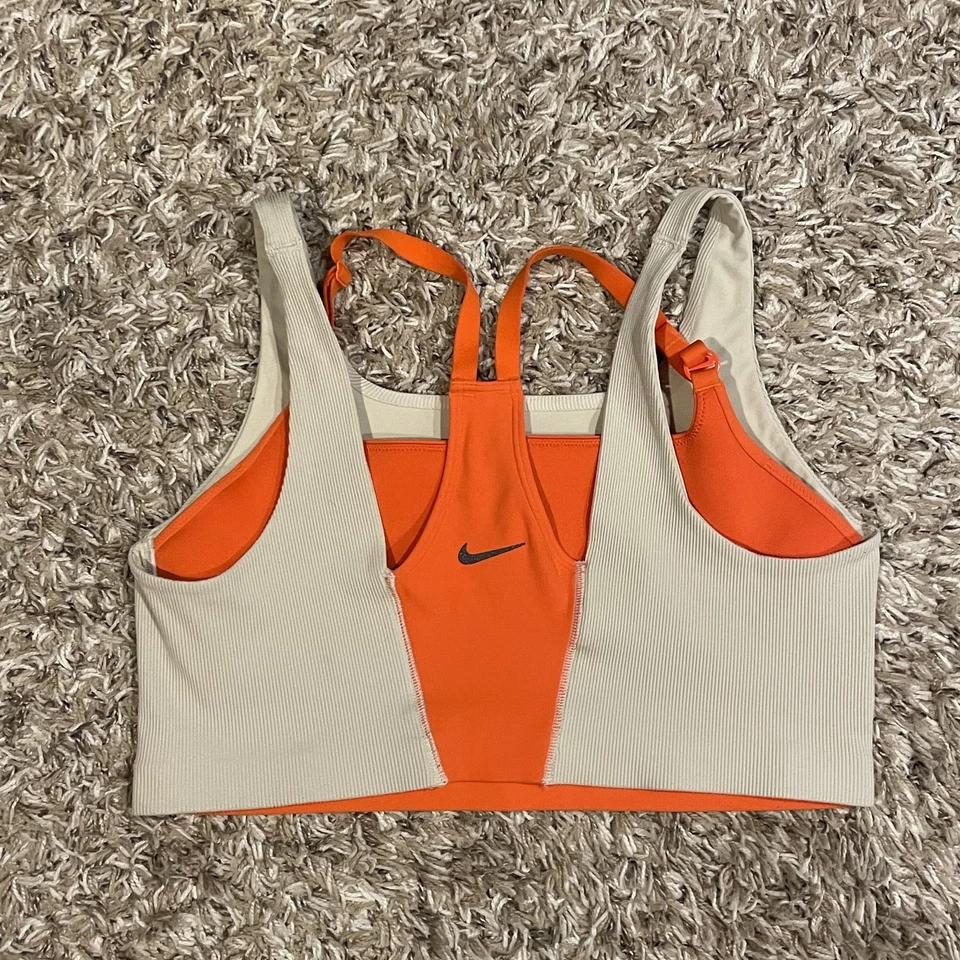 Sutiã esportivo feminino Nike Yoga Indy Infinalon XL laranja bege alças ajustáveis - Imagem 2 de 4
