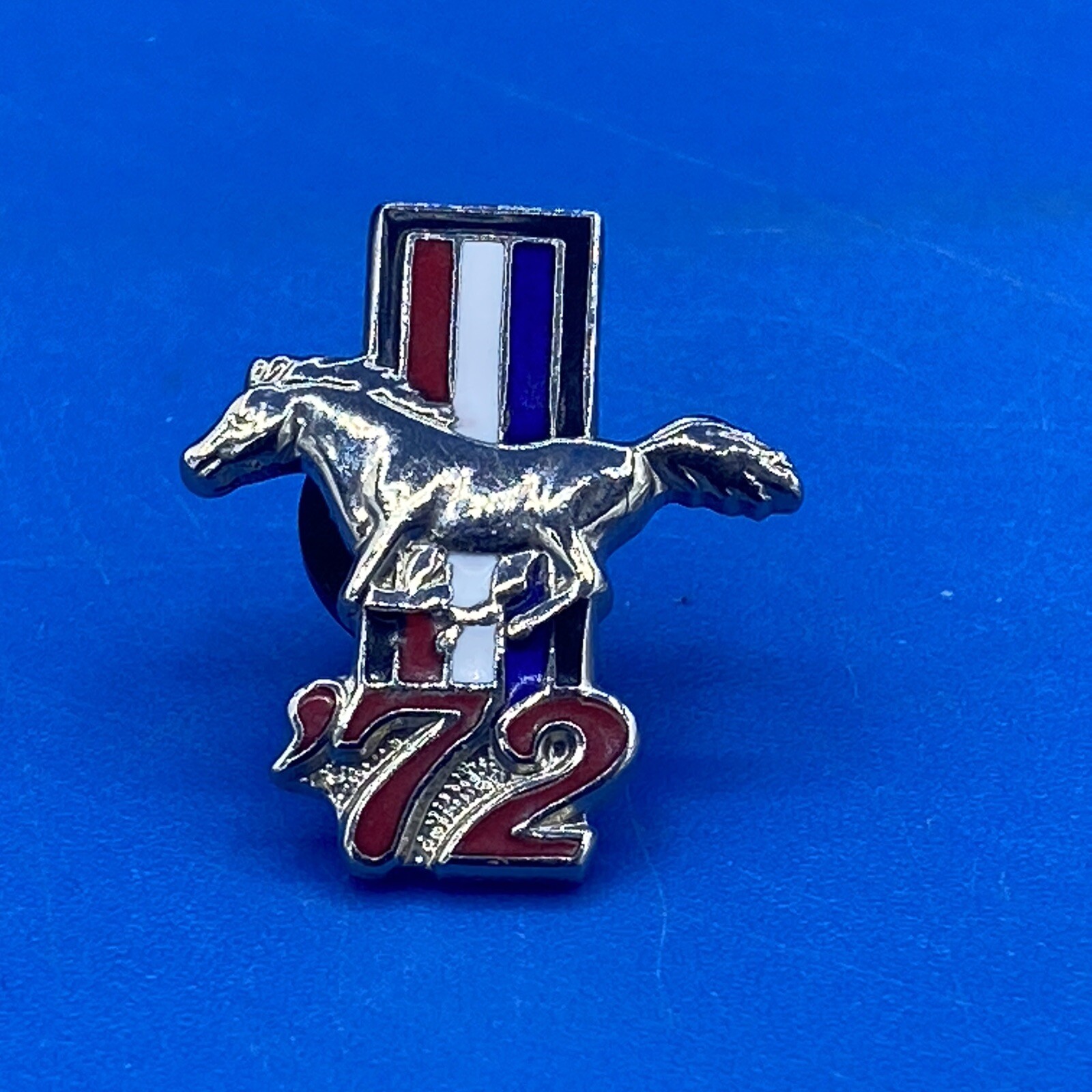 Spilla bavero cappello auto pony logo Ford Mustang 1972