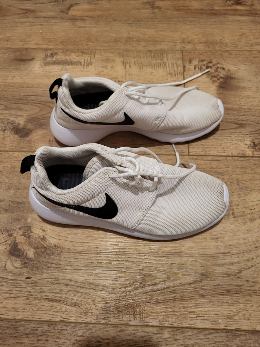 womens white roshes with black swoosh