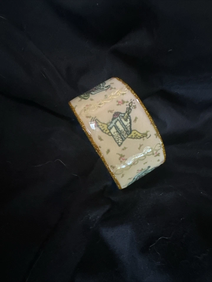 Pulsera Juicy Couture – Estampado Betsy’s Tea Party, Bordes Dorado Brillo, De Colección Y2K Foto 2 de 4