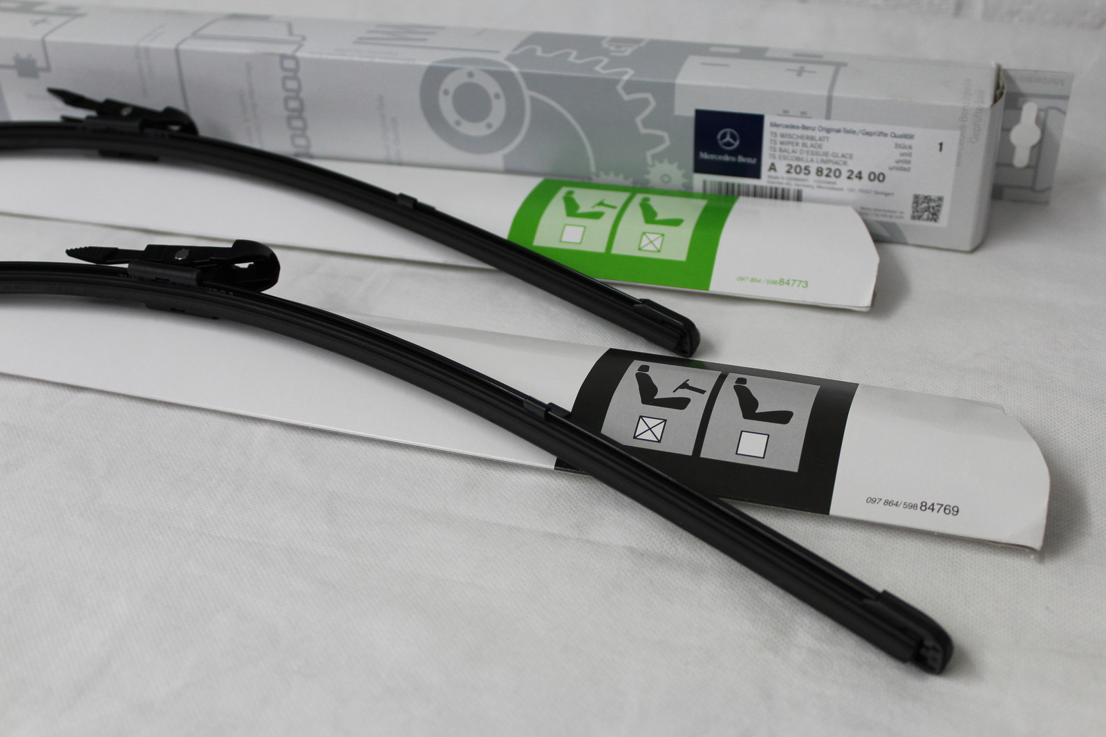 **New GENUINE MercedesBenz W205 CClass Front Wiper Blades A2058202400