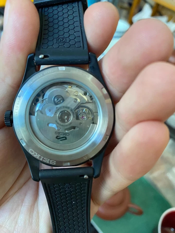 Reloj para hombre SEIKO 5 automático mecánico correa de silicona 40 mm esfera negra SRPH33K1 Foto 4 de 4