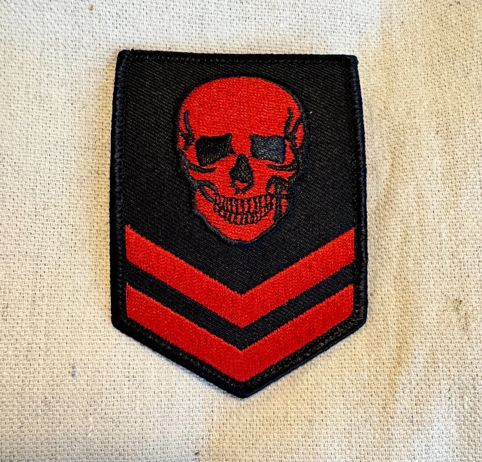LOTE 2 PARCHES CALAVERA ROJA MILITAR ESQUELETO MORAL RANGO DE MUERTE bordado planchado Foto 3 de 4