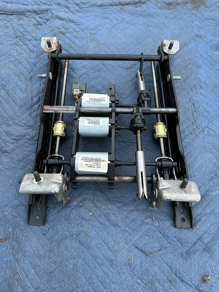 Asiento de oruga Ford OEM 6L2Z7861710DR Foto 2 de 4