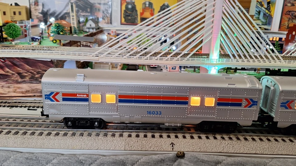 Lionel O Gauge Amtrak Baggage Car 6-16033 & Passenger Car 6-16048 Lighted 11" - Image 2 of 4