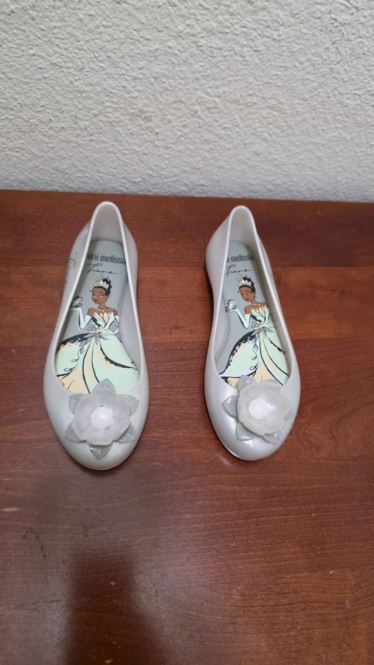Mini Zapatos Melissa Disney Princesa Tiana Detalle Flor Gris Claro Planos Niñas Si Foto 2 de 4