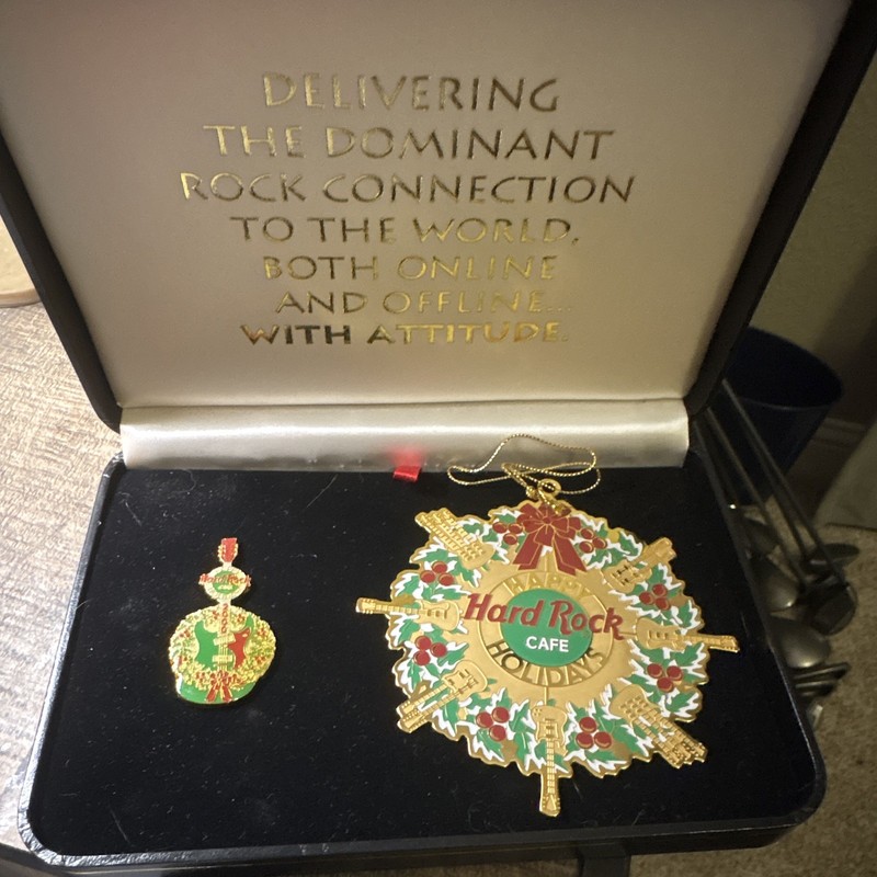 Hard Rock Cafe Holiday Ornament Pin w/ Original Display Case 🚨Staff Only🚨