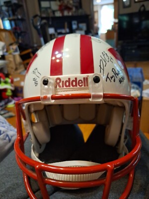 badger football player helmet 2000 Wisconsin Badgers Football Team Signed Full Size Authentic Helmet 30  Player