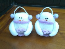 Para dekoracji wiszących na choinkę, biały bałwan z fioletowymi dekoracjami