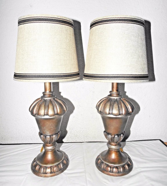 LAMPS A PAIR OF 18"H VICTORIAN THEMED RESIN NIGHTSTAND LAMPS w/ROUND