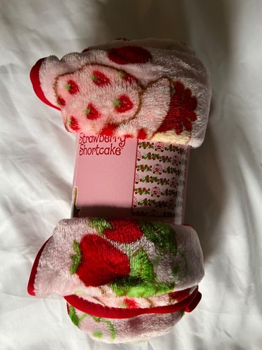 Strawberry Shortcake throw blanket- NEW - Picture 2 of 3