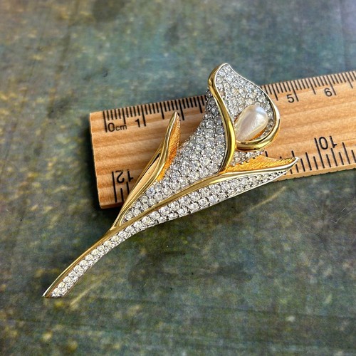 SWAROVSKI Crystal Pave Calla Lily Gold Plated Brooch Pin Signed Faux Pearl 7cm