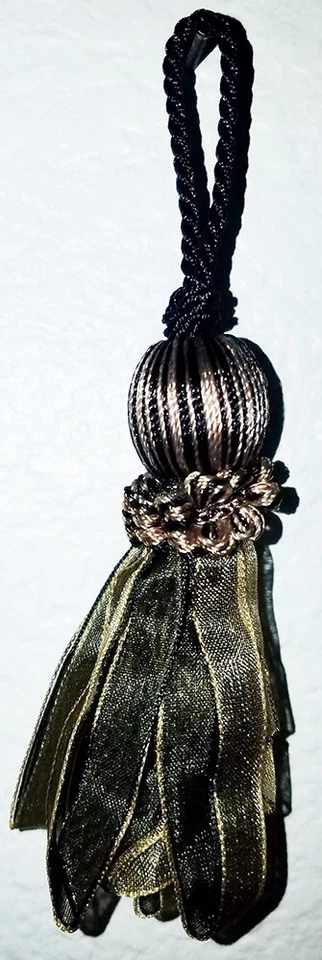 3 inch long ribbon tassel with 2 inch loop - Image 3 of 3