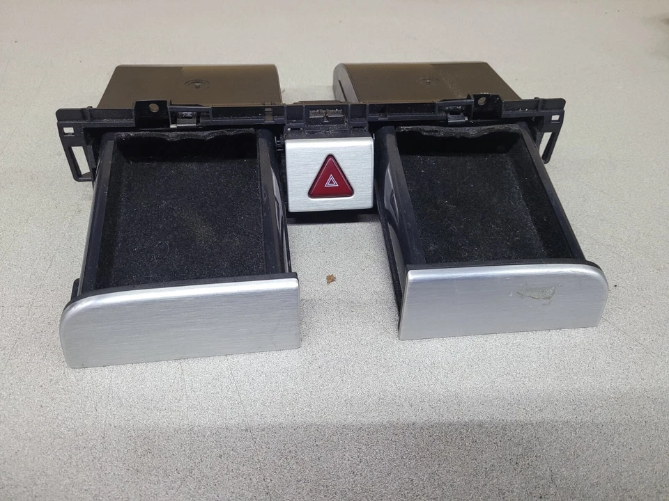 VOLKSWAGEN CC 2008-2012 PLATA TABLERO CENTRAL BANDEJA PARA MONEDAS CON INTERRUPTOR DE PELIGRO 3c0858407 Foto 2 de 4