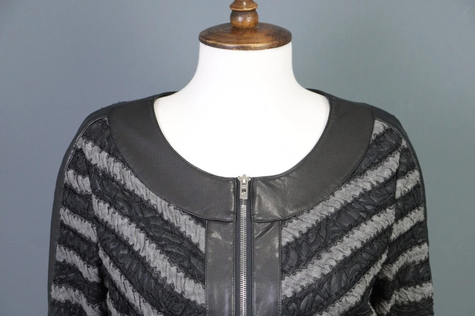 Chaqueta corta Joseph Ribkoff de cuero negro a rayas con volantes cremallera completa EE. UU. 10 Foto 4 de 4