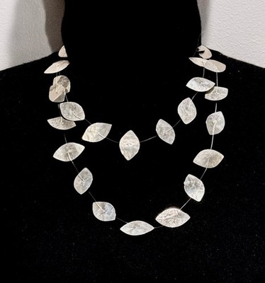 Silberkette schwimmende Blätter von Kasia Gasparski aus MoMA