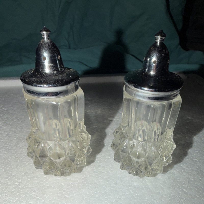 Salt and pepper shakers vintage clear glass with metal screw on lids unmarked ￼