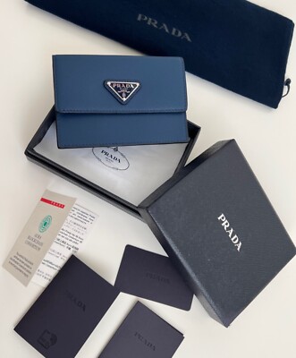 【関税&送料込】Prada Porta Carte A Libro In Pelle Saffiano Amazon.com: Prada Mens Saffiano Leather Flap Card Holder