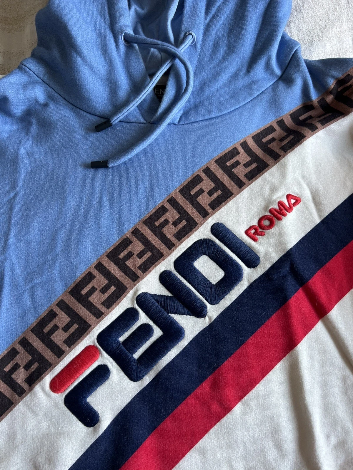 RARA Felpa con cappuccio Fendi x Fila 2019 Mania a righe blu bianco MEDIA