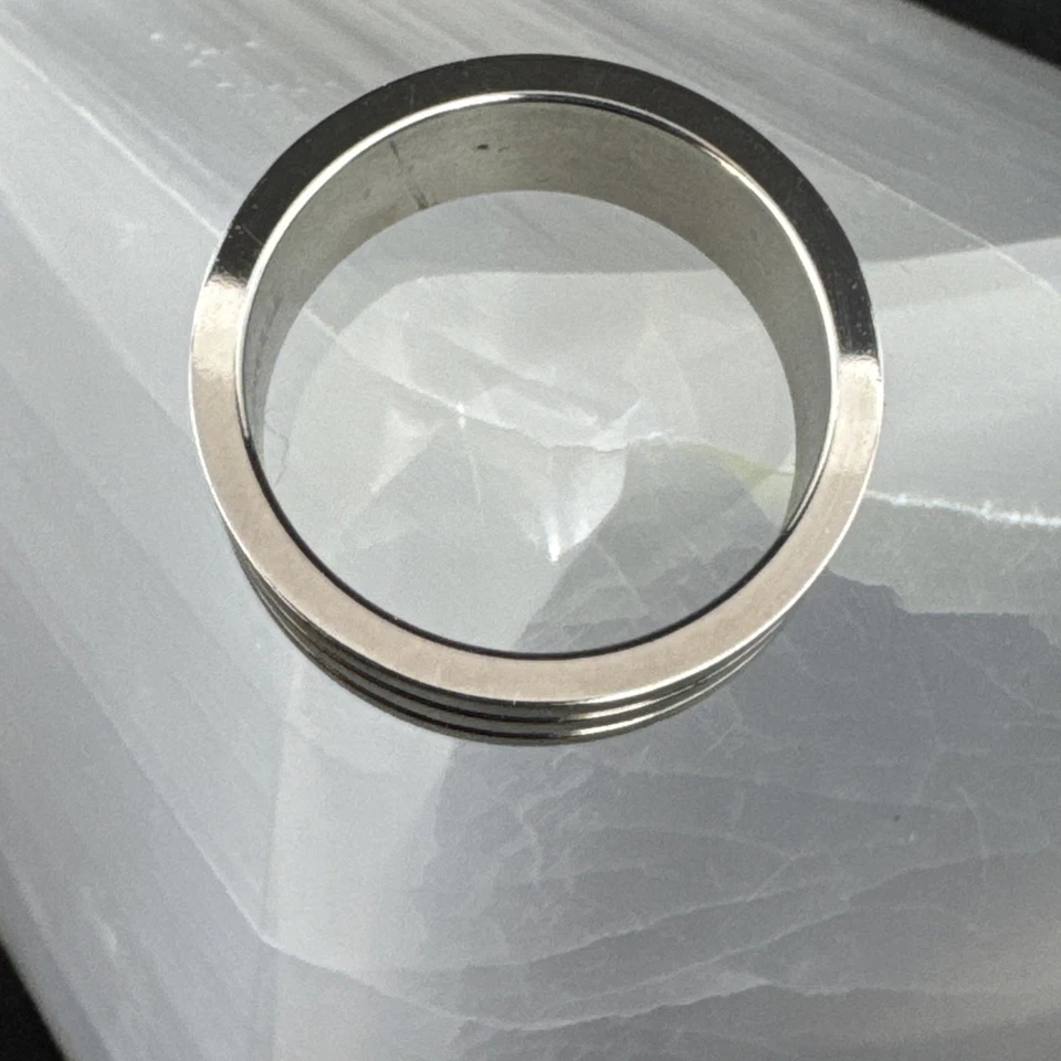 Anillo de titanio con incrustación de oro de 18k talla 8 Foto 3 de 4