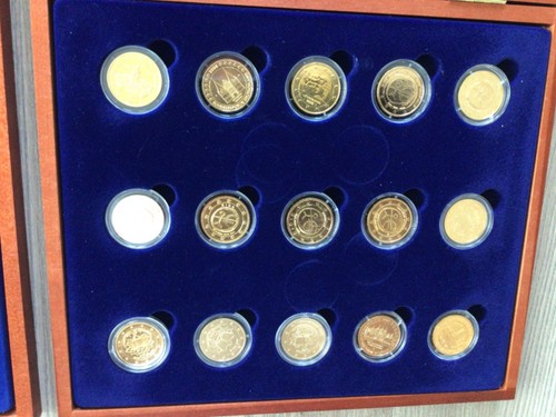 Sammlung 30 x 2 Euro vergoldet - seltene Motive in 2 Holzkassetten - Bild 3 von 11
