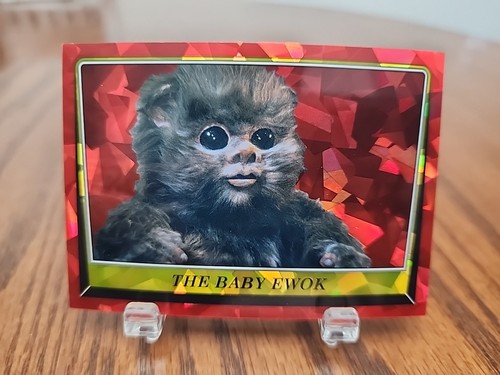 THE BABY EWOK 2023 Topps Zafiro Rojo El Retorno del Jedi #88 - Imagen 1 de 2