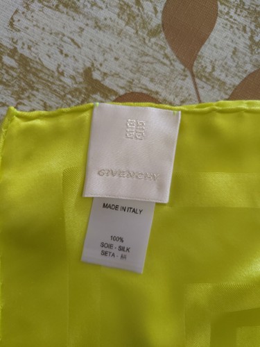 Foulard LOGO Yellow Givenchy GW1414 J4621 Made in Italy 100 % Silk - Authentic - Foto 2 di 3