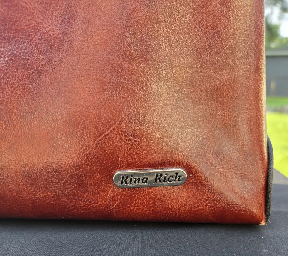 复古 RINA RICH 深巧克力原产地皮革肩带包 全新无标签 银色五金件 — 第 2/4 张图片
