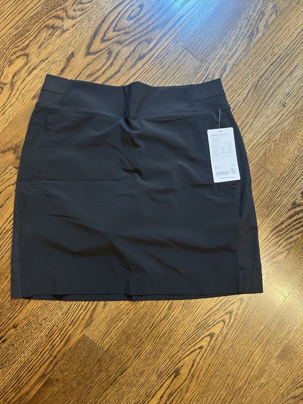 Black Athleta Brooklyn Skort with Zippered Side Pocket. 16” NWT. 10 Tall