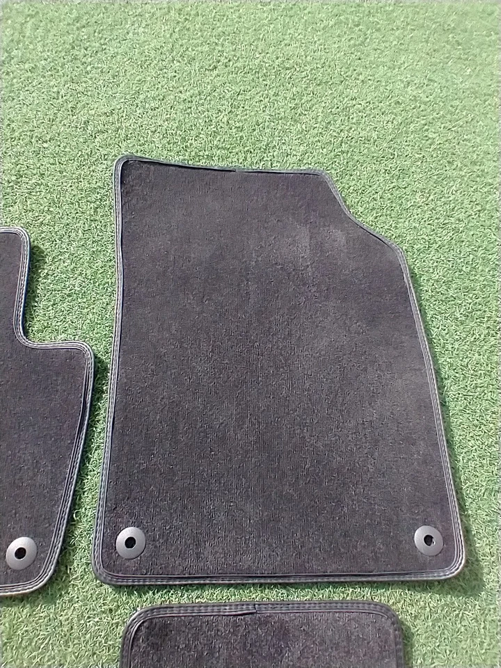 Alfombrillas Volvo XC90 2016-2025 4 piezas de fábrica OEM ALFOMBRA # 3222190 NEGRA Foto 4 de 4