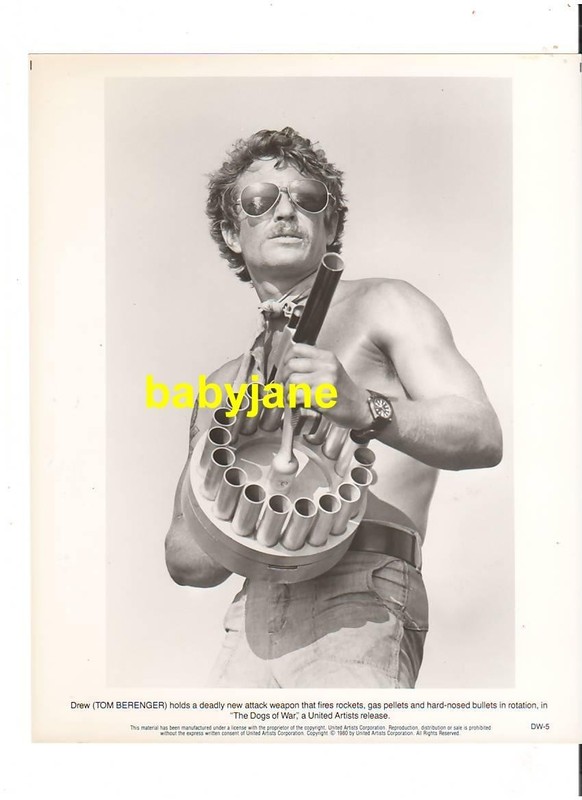 TOM BERENGER ORIGINAL 8X10 PHOTO W/ ROCKET LAUNCER WEAPON 1980 DOGS OF WAR