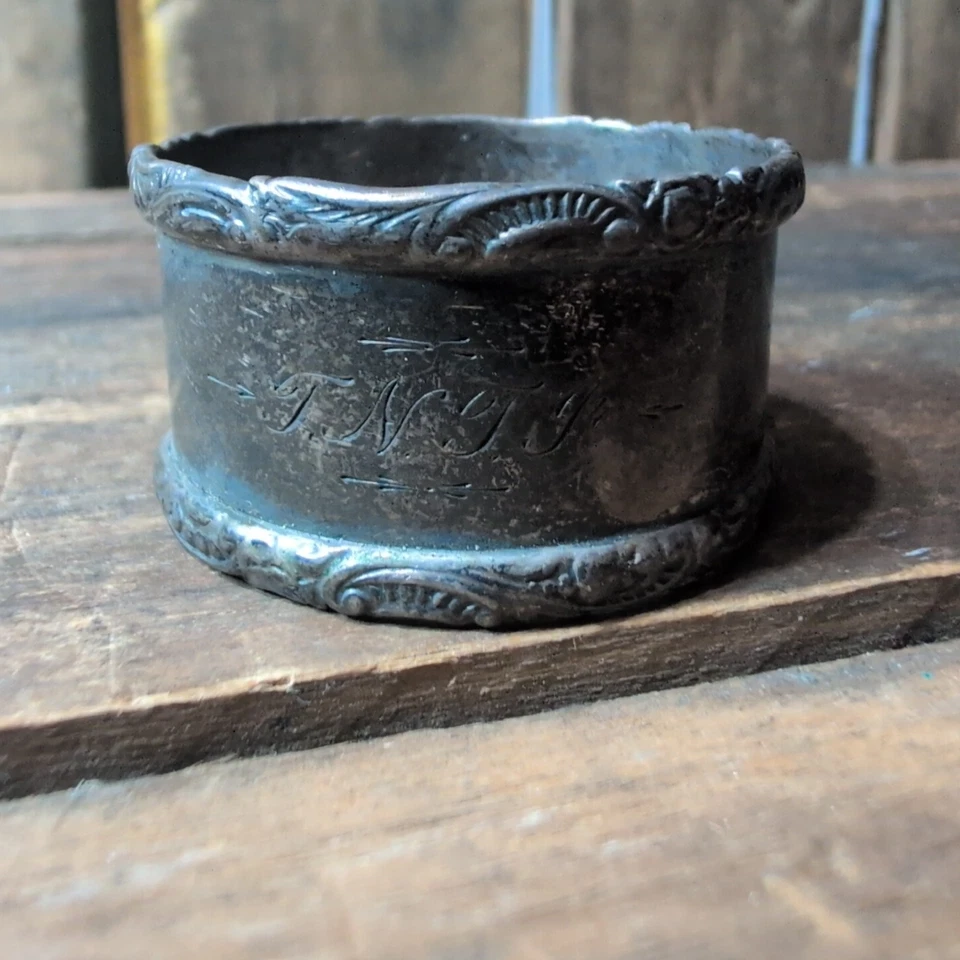 Soporte para anillo servilletero de plata de ley Wood & Hughes con motivos de cuentas siglo XIX Foto 2 de 4