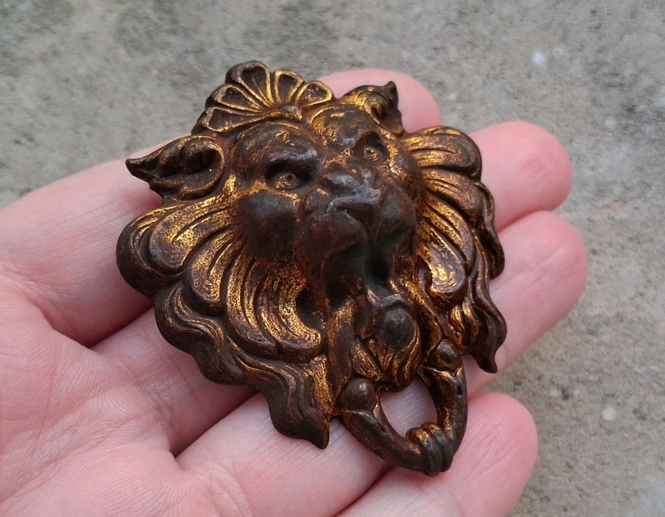 Ancienne décoration / cache clous TÊTE de LION, en laiton doré  N°116D - Photo 2/4