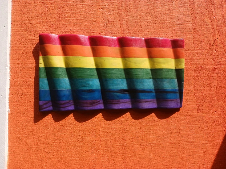 Bandera ondulada de madera PRIDE Foto 3 de 3