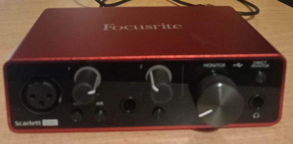 Focusrite Scarlett Solo 3rd Gen. USB-C Interfacce MIDI - Rosso - Immagine 2 di 2