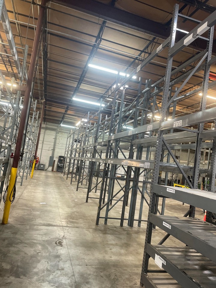Used Heavy Duty Warehouse Pallet Rack Teardrop Racking 36