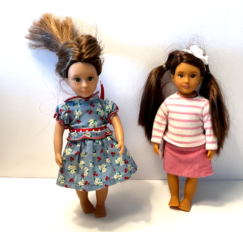 Bambola Lori Jenna Con Set Da Campeggio – Capelli Rossi, Occhi Azzurri, 15 Cm