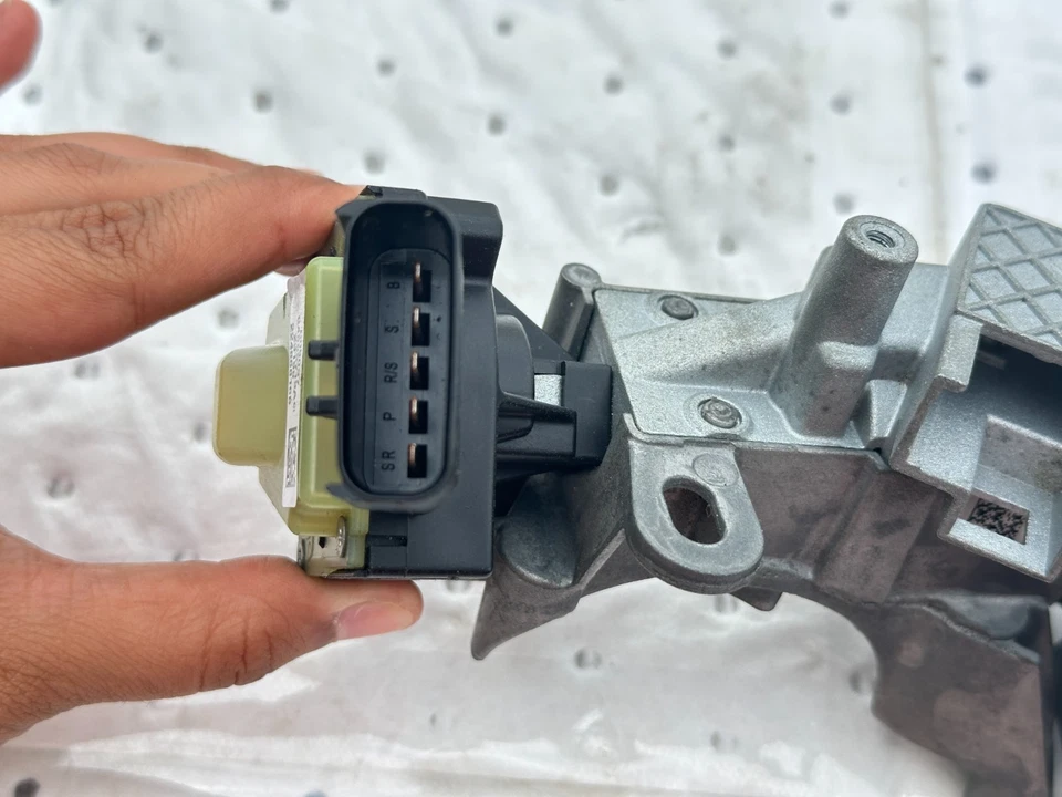 Jeep Liberty 2008-2012 bloqueo de encendido con llave e inmovilizador OEM 05026071AQ Foto 3 de 4