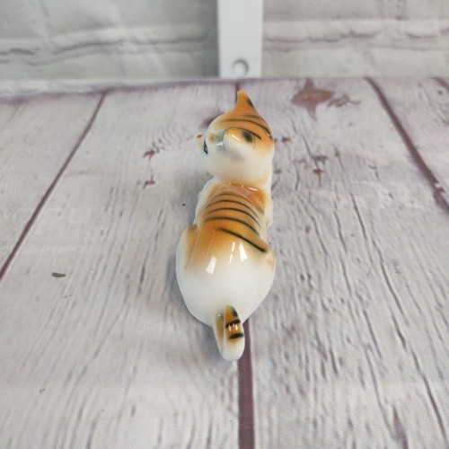 VTG Porcelain Kitschy Kitty Cat Figurine with Yellow Yarn Ball CR-780~TAIWAN - Picture 2 of 6