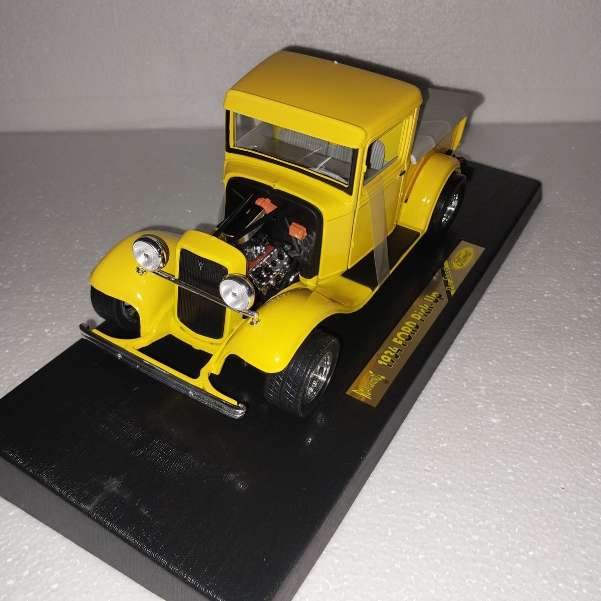Road Legends 1934 Ford Pick up Pro Street Diecast Car 1 18