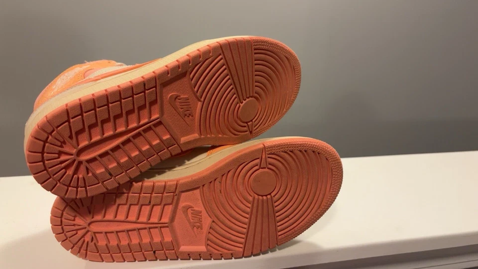 Air Jordan feminino 1 damasco médio com tamanho 5,5 - Imagem 3 de 4